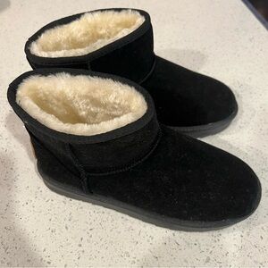 Black boots with faux fur lining, women’s size 39, correlates to size 8